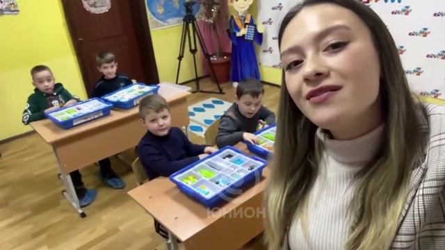 В макеевском развивающем центре детей 4-10 лет обучают азам программирования и конструирования