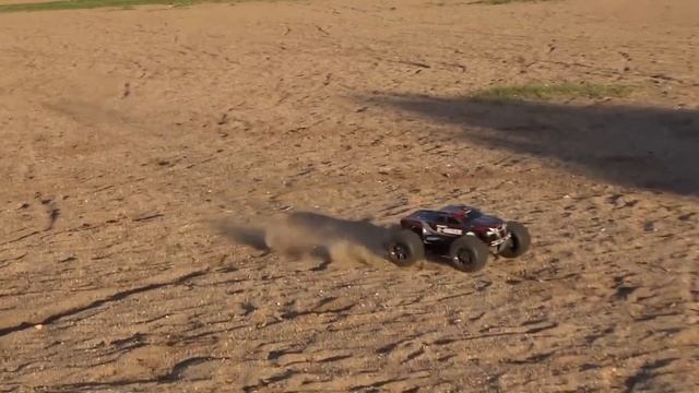 RC / Traxxas E-Maxx Brushless против детей (e-maxx vs children)