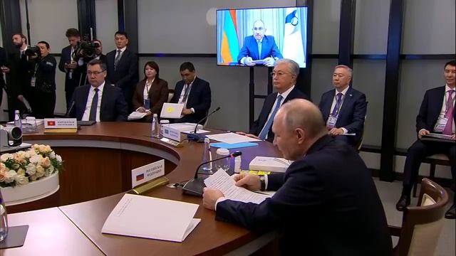 Владимир Путин объявляет ЕАЭС новым центром многополярного мира