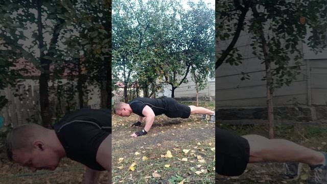 Отжимания с касанием плеч, подтягиваем колен к груди #shorts #workout #fitness #gym #training