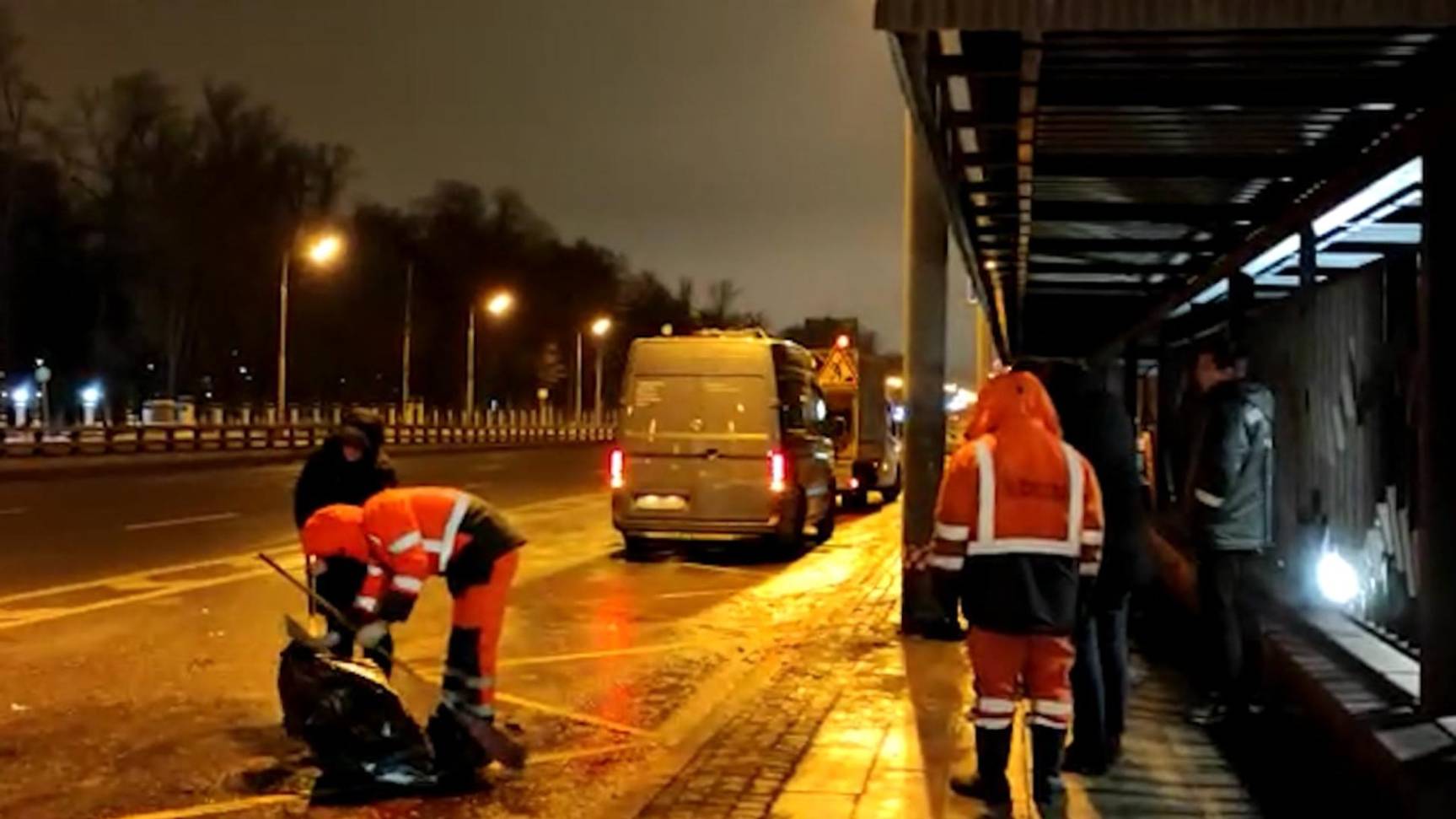 Подросток угодил под колеса авто в Петербурге, переходя дорогу на красный свет