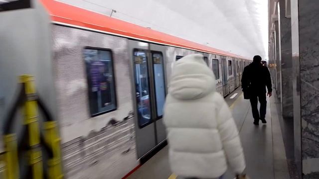 Юбилейный поезд, посвящëнный 320 летию основания Северной Столицы на станции "Балтийская".mp4