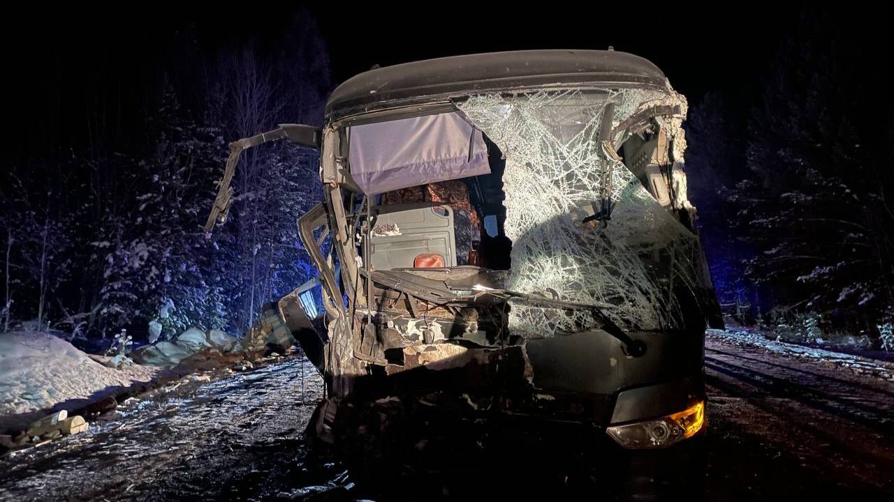 В Братском районе пассажирский автобус столкнулся с лесовозом