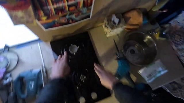 Установка газовой плиты в Автодом, северное сияние, ночь на горнолыжном комплексе.