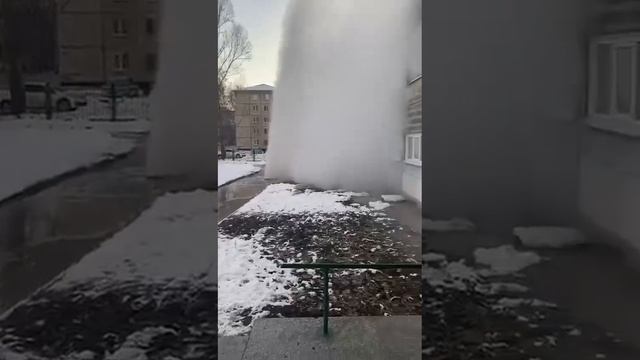 вода из теплотрассы залила кабинеты
