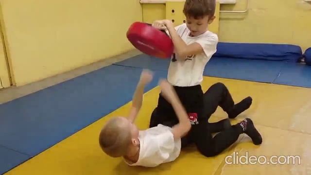 Развиваем удары лёжа.