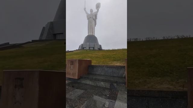 На аллее городов-героев в Киеве демонтировали названия всех городов, в том числе Москвы и Минска.