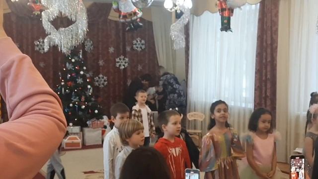 Новогодняя елка в детском саду 2024