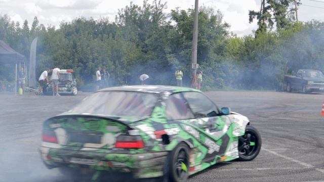 vecteezy_drifting-car-professional-driver-racing-drift-car-with_7415693.mov