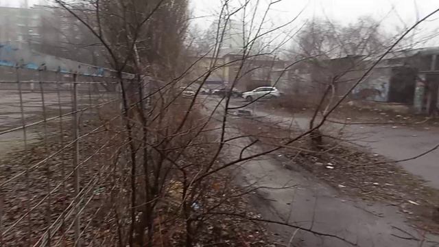 Воронежцы жалуются на неогороженное разрушающееся здание рядом со школой
