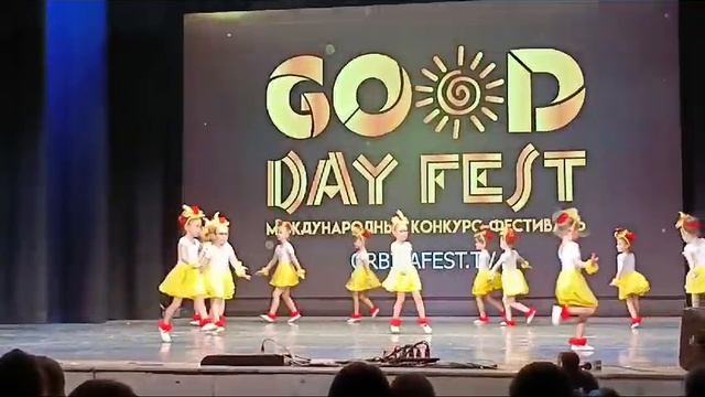 Весёлые цыплята