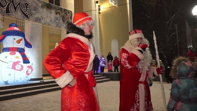 (26.12.2024) Зимний городок открыли в Ленинском округе возле дворца культуры авиастроителей