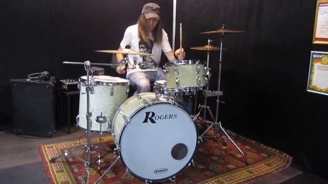 Old School triplets improvisation on the Rogers Holiday drums