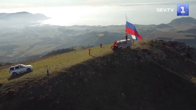 Крымские спасатели установили Флаг России на горе Ай-Георгий