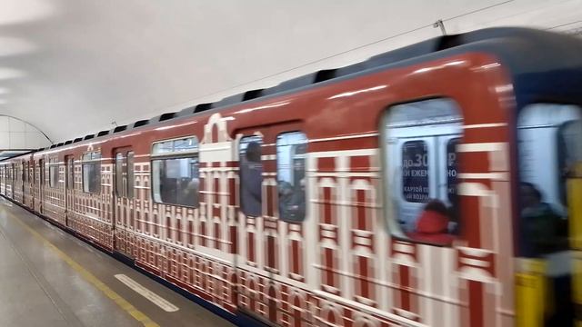 Поезд 300 лет СПБГУ на станции "Технологический институт" .mp4