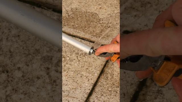 годный лайфхак для устранения течи в трубе