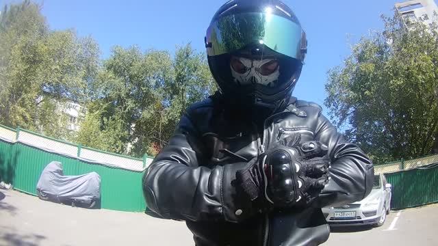 Мотоциклист Street Shadow гоняет по Готэму