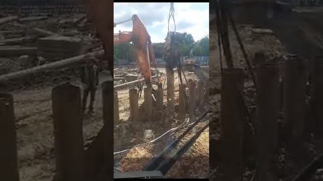 Экскаватор помогает вибропогружателю погрузить трубу 🚜  Услуги бурения тел. +7 (985) 185-77-77