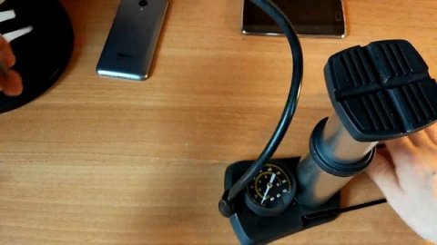 Mini pompe à pied avec manomètre