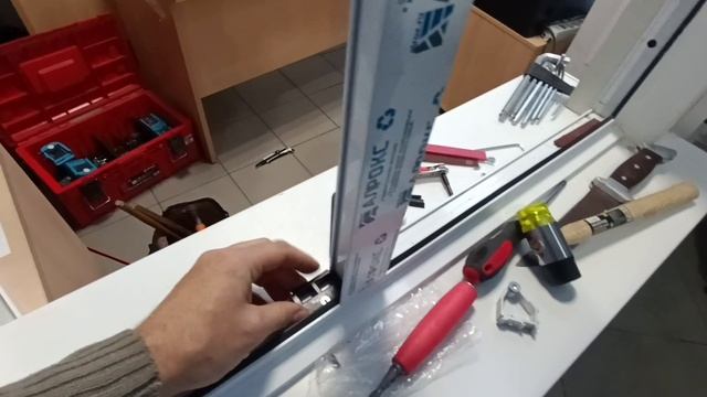 установка створки в комнате охраны вместо глухого остекления на профиле provedal