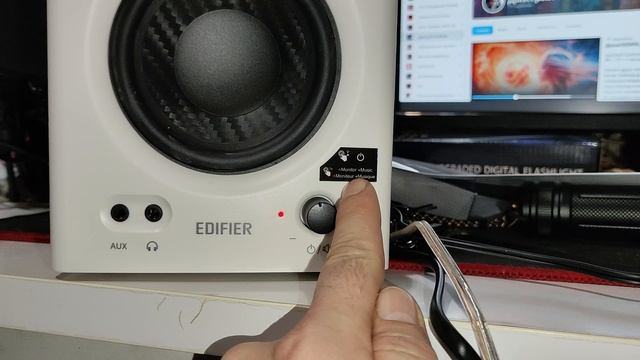 Снегурочка подарила мониторы Edifier MR4