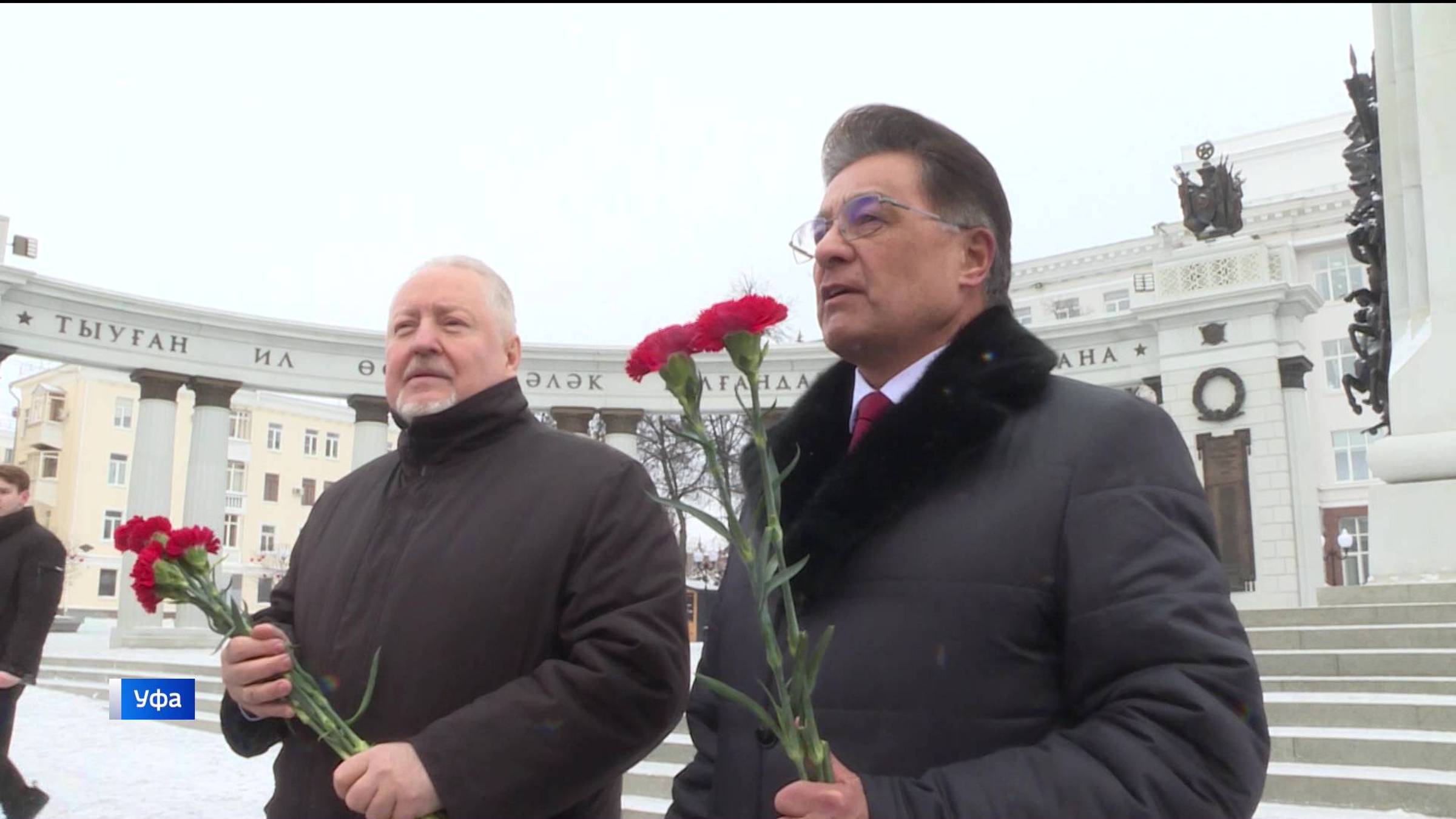 В Уфе коммунисты возложили цветы к памятнику генералу Минигали Шаймуратову