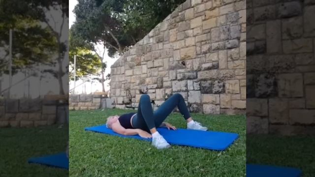 Шикарное упражнение на пресс и ягодицы. Excellent exercise for your abs and glutes.