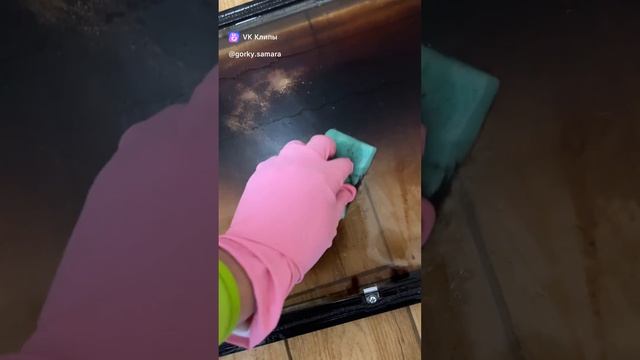 Как чистить стекло на дверце камина?