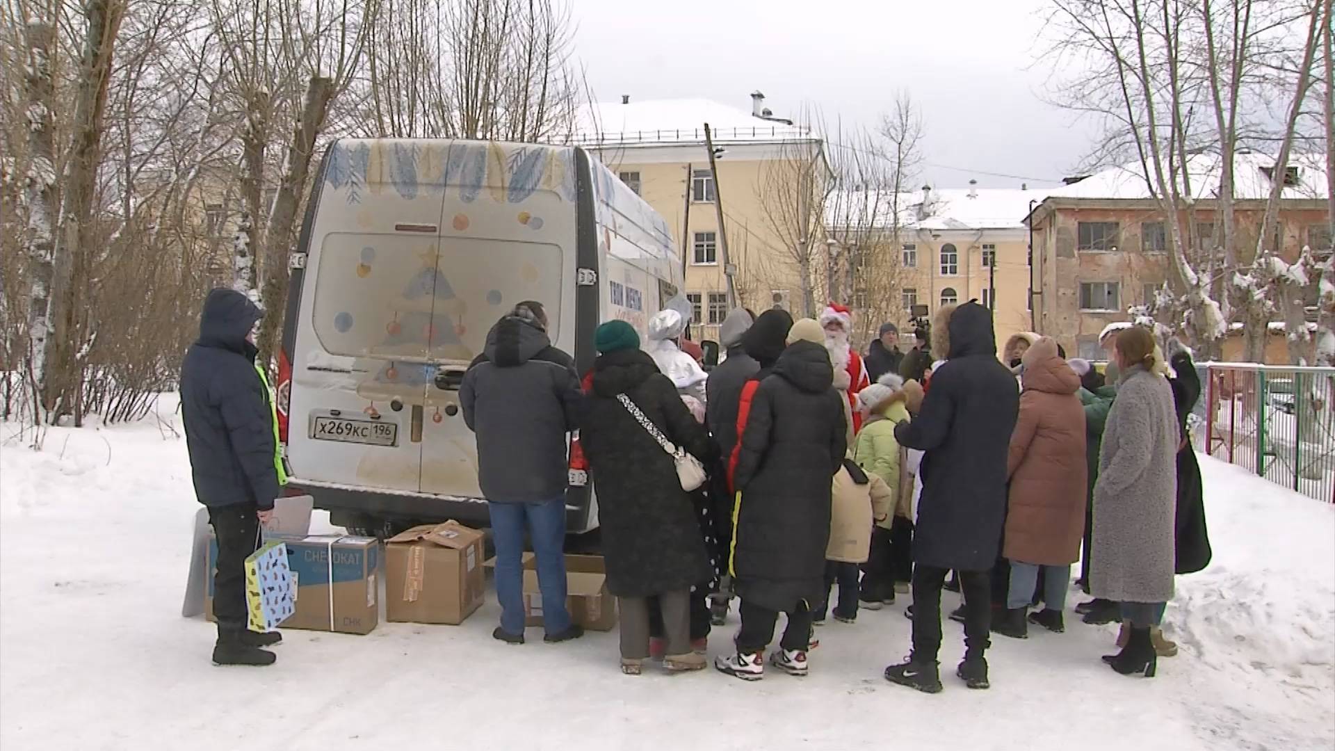 Праздничный грузовик с подарками в Серове!