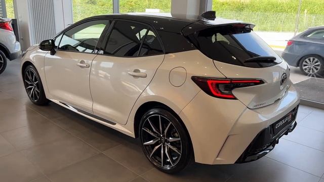 Toyota Corolla GR Sport Hybrid 2023 - интерьер и экстерьер