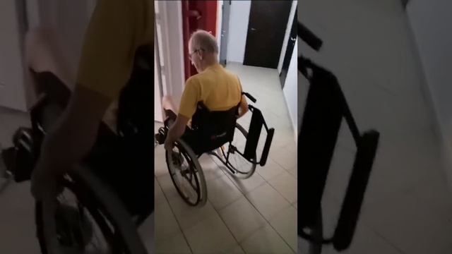 Первые выезды на коляске.
