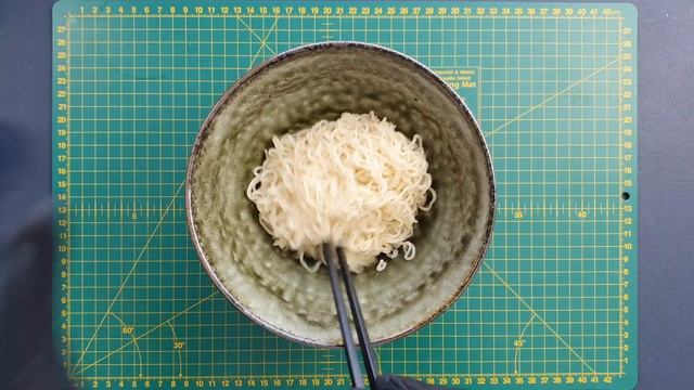 ICE COLD | Paldo Bibim Men ❄️ Spicy, sweet, cold noodles (Ramen Review)