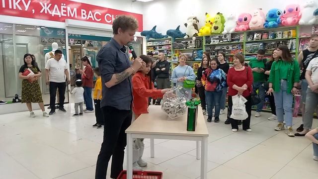 Розыгрыш в магазине Семья в торговом центре Прага