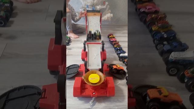 новогодняя гонка Hot Wheels