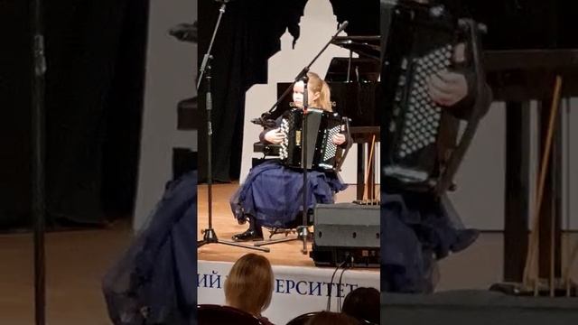А. Нижник "Любопытная пчела"