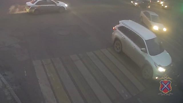 Камера сняла наезд автомобиля на женщину на пешеходном переходе в Волгограде