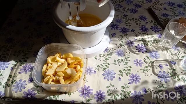 Вкусная шарлотка с яблоками.