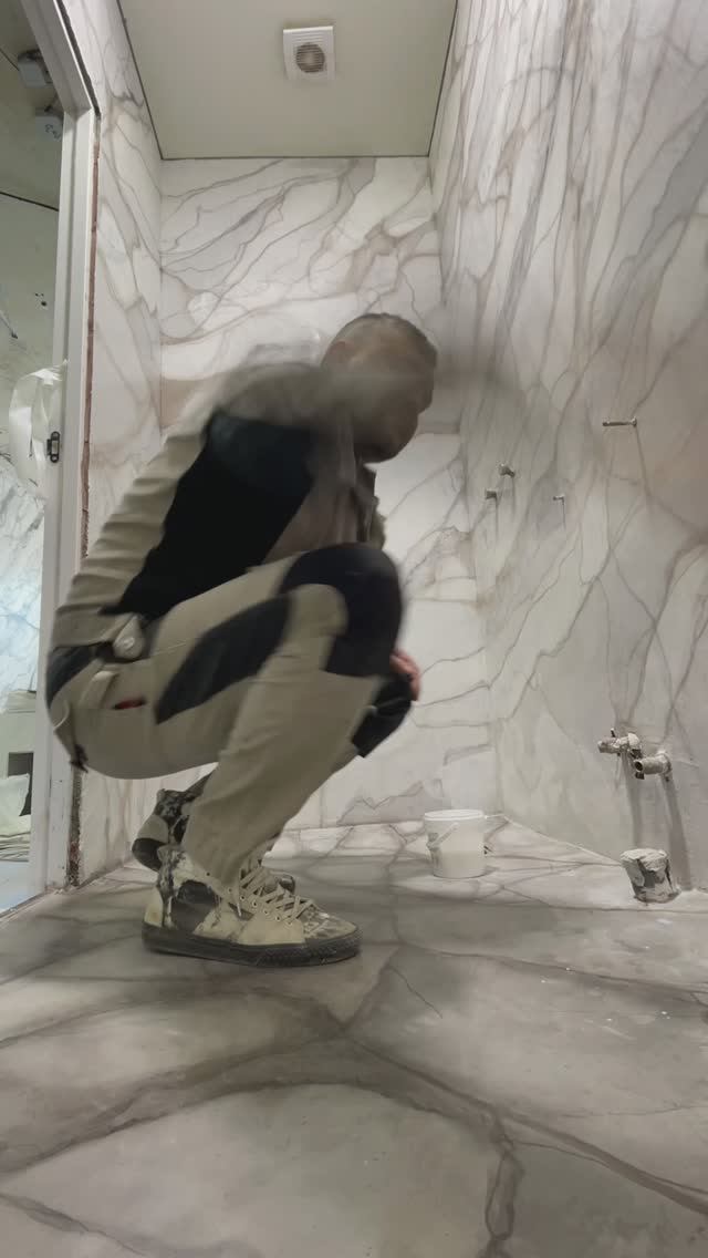 Покрываем микроцемент плеуритановым лаком
✅ стены 3 слоя
✅ пол 4-5 слоев