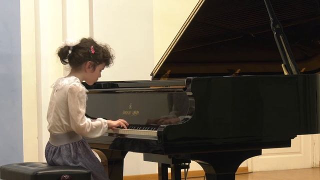 Григ  Поэтическая картинка №6 исполняет Ангелина Калёнова, 8 лет.