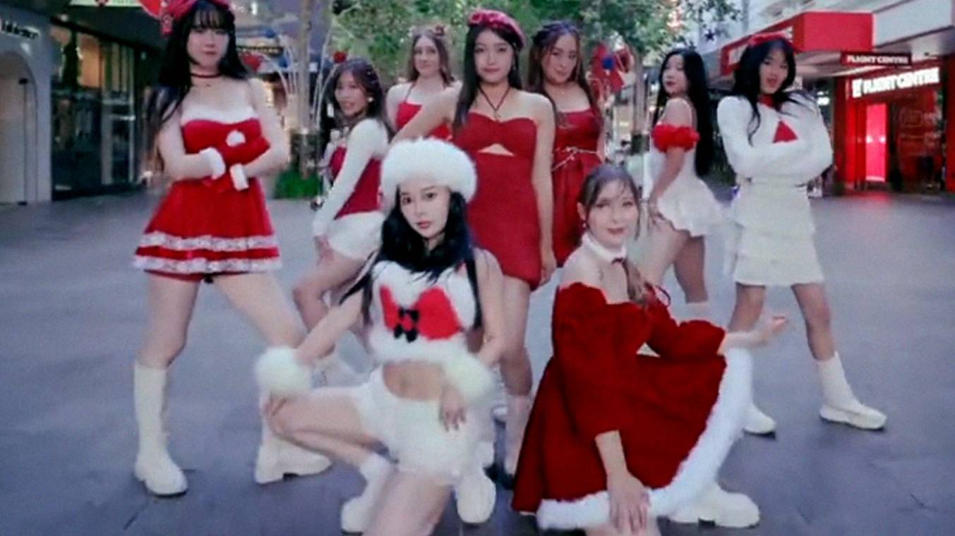 TWICE 🎄 Рождественский кавер от WIIX Crew! Strategy танец в центре Австралии! 🌟