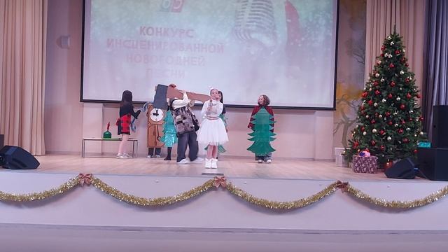 инсценировка новогодней песни!
"Маленькой ёлочке не холодно зимой",7 класс Влада