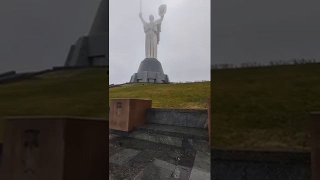 На аллее городов-героев в Киеве убрали Минск и Москву.