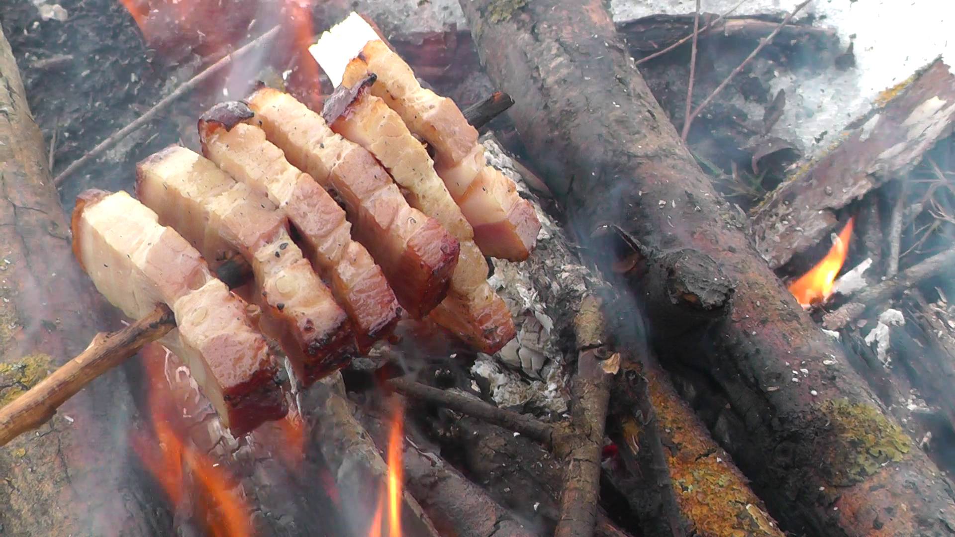 ПРОБУРИЛ СОТНЮ ЛУНАК, РЫБАЛКА НА МЕСТНОЙ РЕЧКЕ, КОСТЁР И САЛО,