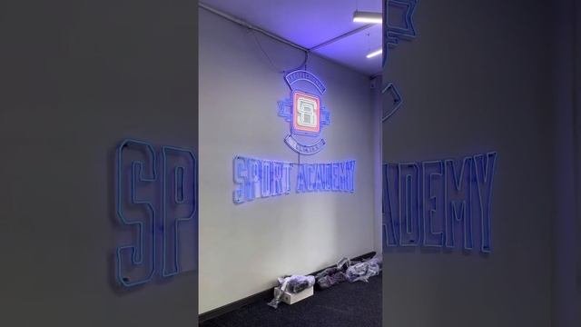 Монтаж неоновых вывесок.Фитнес клуб.