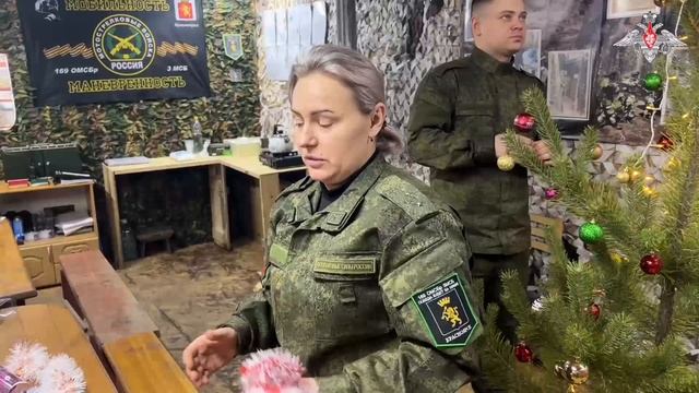 Военнослужащие группирвоки войск «Запад» приступили к украшению блиндажей к Новому году