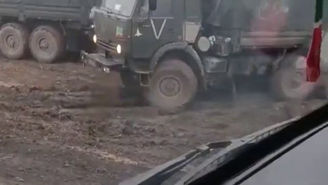 Российские военные грузовики в грязи.