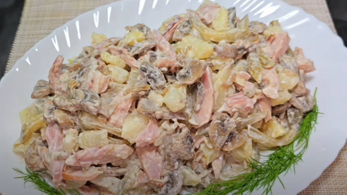 Салат ОХОТНИК !   ВКУСНЫЙ САЛАТ!
