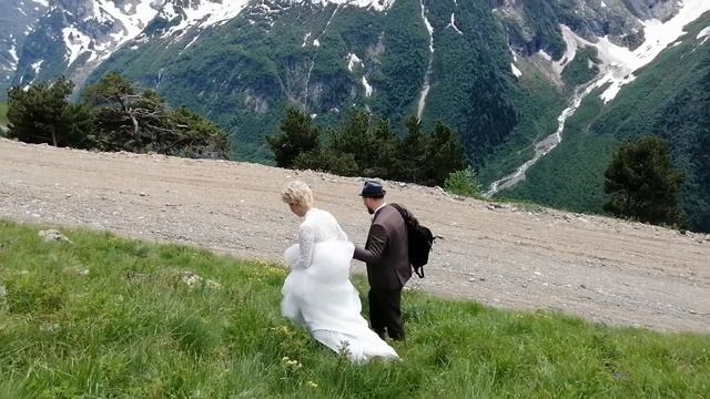 Жених и невеста на высоте 2400 метров. Июнь 2019