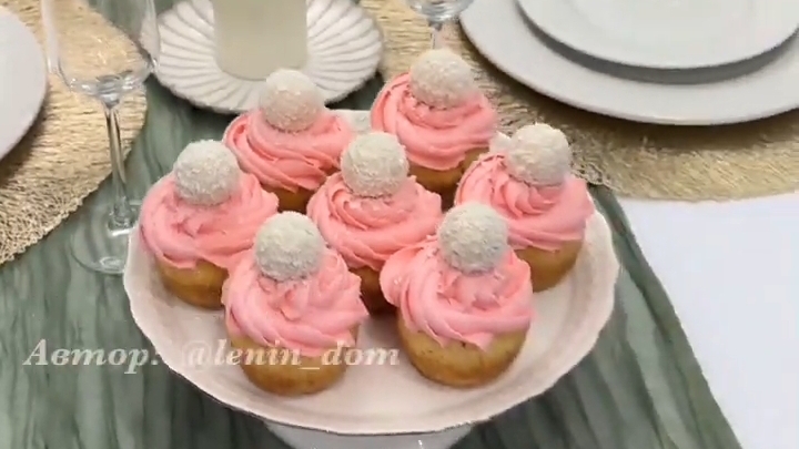Кексы «Шапочка Снегурочки»...🎄🍰😋 Рецепт в описании ✍️