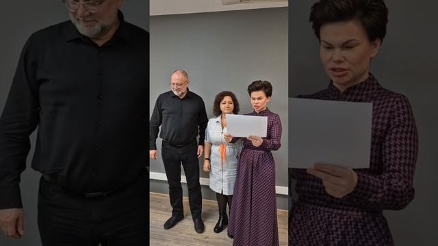Вручаем Наталье Васильевой диплом об окончании Пракиикума в Санкт - Петербурге "Делай и Богатей"